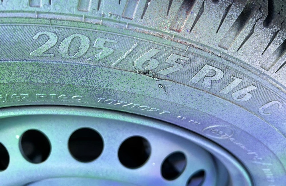 FOTO: Traja vandali zničili na festivale Pohoda dve sanitky, foto 8