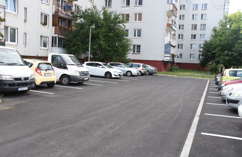 FOTO: Na trenčianskom sídlisku pribudli nové parkovacie miesta aj chodníky, foto 4