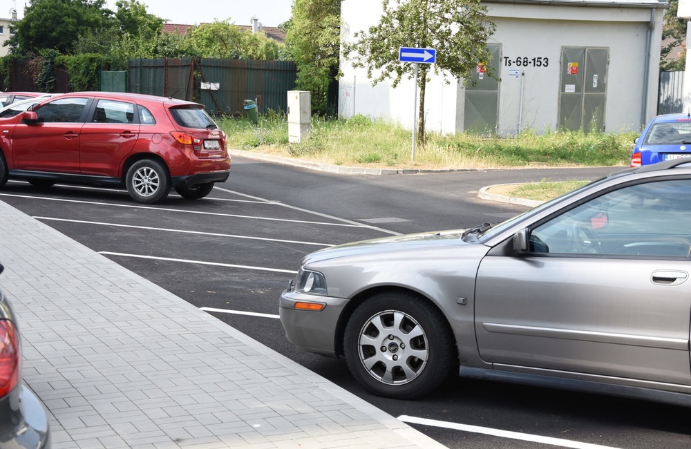FOTO: Na trenčianskom sídlisku pribudli nové parkovacie miesta aj chodníky, foto 2