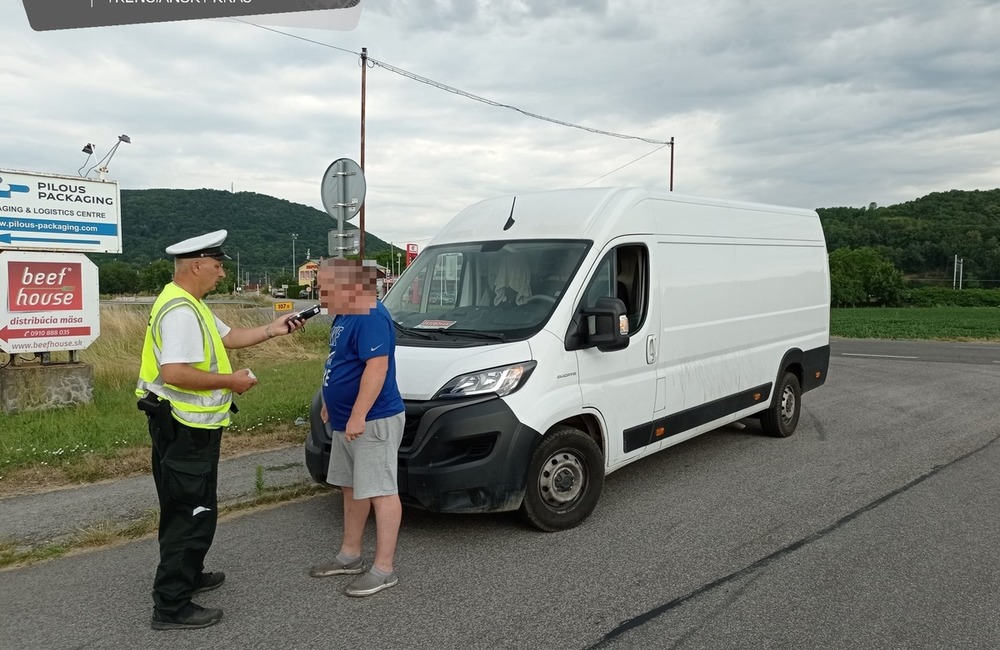 FOTO: Policajti kontrolovali vozidlá prepravujúce zvieratá a potraviny, foto 1