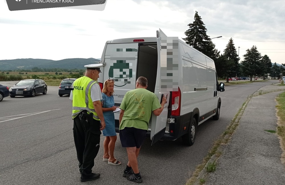 FOTO: Policajti kontrolovali vozidlá prepravujúce zvieratá a potraviny, foto 4