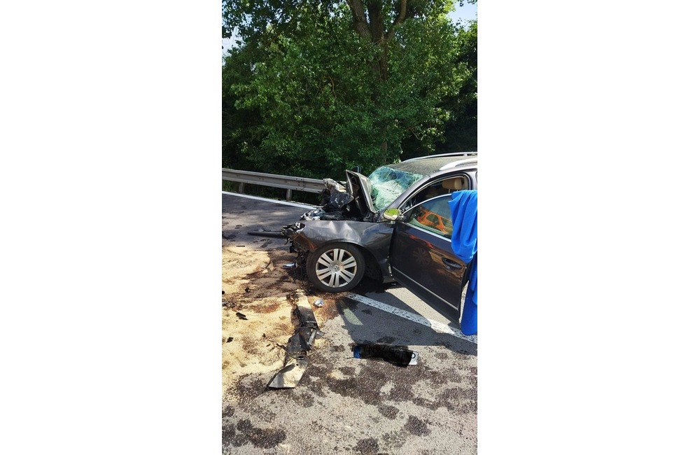 FOTO: Dopravná kolízia v okrese Bánovce nad Bebravou, cesta je neprejazdná, foto 3