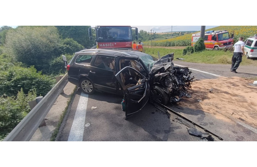 FOTO: Dopravná kolízia v okrese Bánovce nad Bebravou, cesta je neprejazdná, foto 2