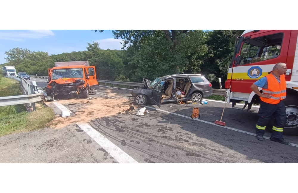 FOTO: Dopravná kolízia v okrese Bánovce nad Bebravou, cesta je neprejazdná, foto 1