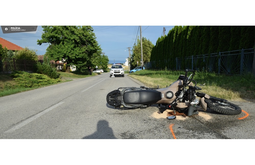 FOTO: Motocyklista skončil v nemocnici po zrážke s autom, foto 1