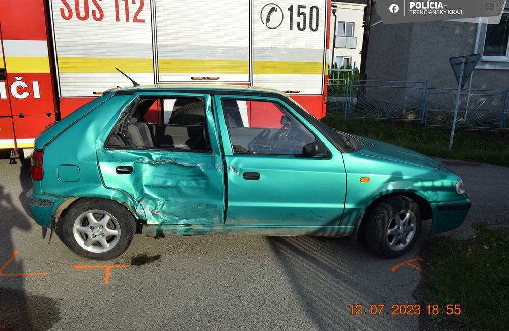 FOTO: Motocyklista skončil v nemocnici po zrážke s autom, foto 3