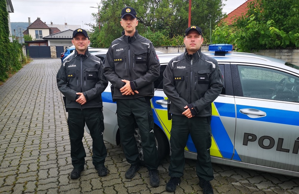 FOTO: Ako z akčného filmu. Kým policajti zachraňovali muža, nad hlavou im iskrili káble a šľahali plamene, foto 2