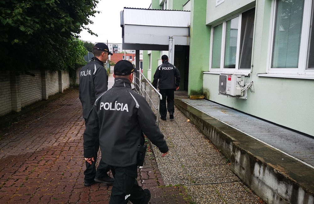 FOTO: Ako z akčného filmu. Kým policajti zachraňovali muža, nad hlavou im iskrili káble a šľahali plamene, foto 5