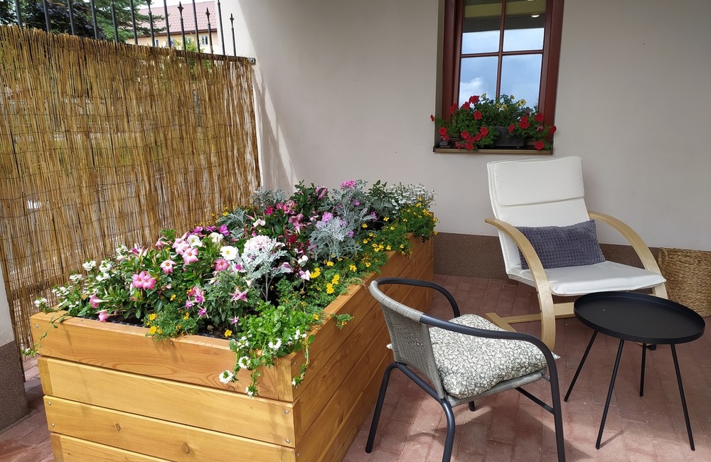 FOTO: Len si sadnúť a čítať. V pondelok otvorí v Púchove svoje brány vynovená letná čitáreň, foto 1