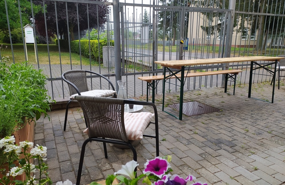 FOTO: Len si sadnúť a čítať. V pondelok otvorí v Púchove svoje brány vynovená letná čitáreň, foto 2