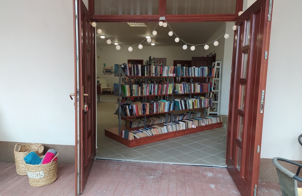 FOTO: Len si sadnúť a čítať. V pondelok otvorí v Púchove svoje brány vynovená letná čitáreň, foto 3