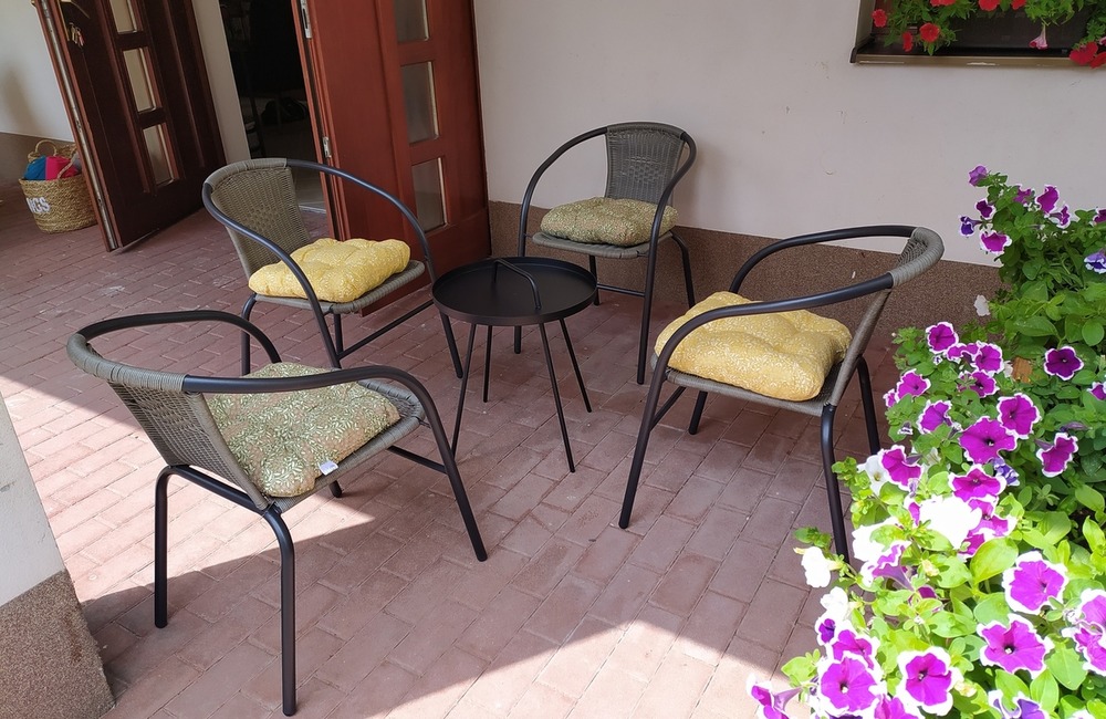 FOTO: Len si sadnúť a čítať. V pondelok otvorí v Púchove svoje brány vynovená letná čitáreň, foto 4