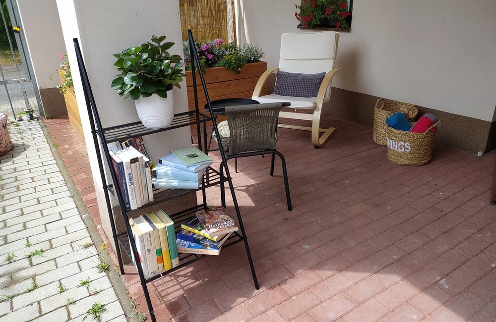 FOTO: Len si sadnúť a čítať. V pondelok otvorí v Púchove svoje brány vynovená letná čitáreň, foto 5