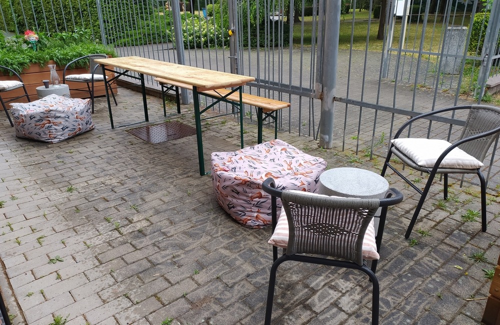 FOTO: Len si sadnúť a čítať. V pondelok otvorí v Púchove svoje brány vynovená letná čitáreň, foto 8