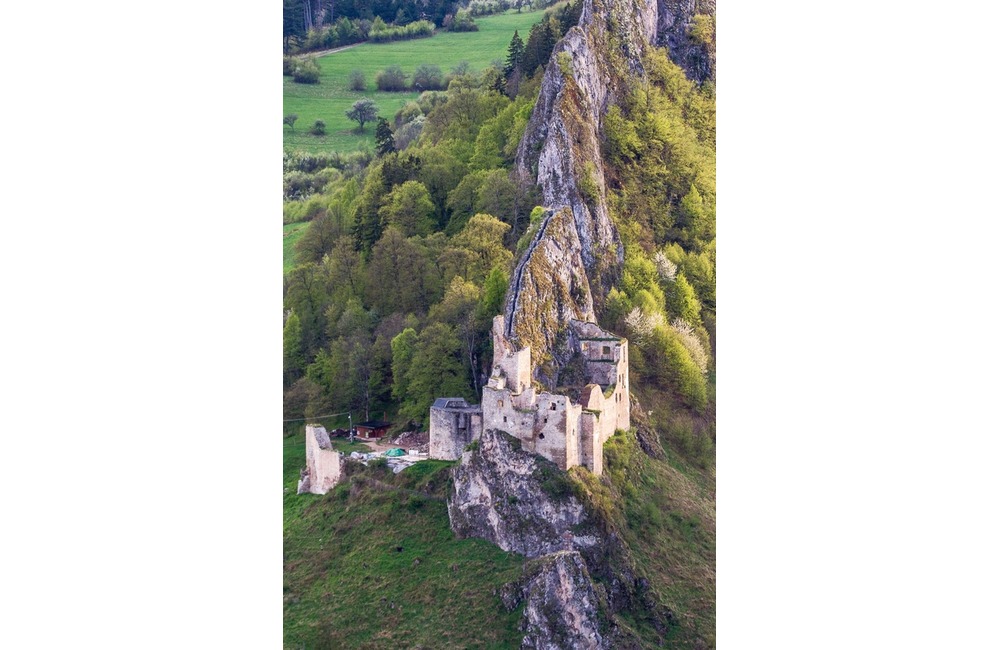 FOTO: Siláci na hrade Lednica. Športovci si vyhrnuli rukávy a ratovali históriu, foto 1