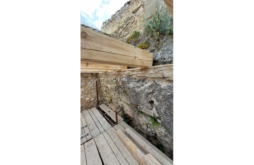 FOTO: Siláci na hrade Lednica. Športovci si vyhrnuli rukávy a ratovali históriu, foto 7