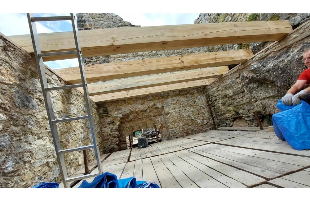 FOTO: Siláci na hrade Lednica. Športovci si vyhrnuli rukávy a ratovali históriu, foto 8