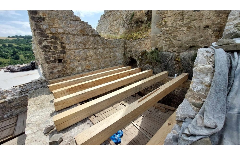 FOTO: Siláci na hrade Lednica. Športovci si vyhrnuli rukávy a ratovali históriu, foto 9