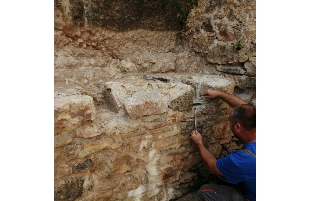 FOTO: Siláci na hrade Lednica. Športovci si vyhrnuli rukávy a ratovali históriu, foto 10