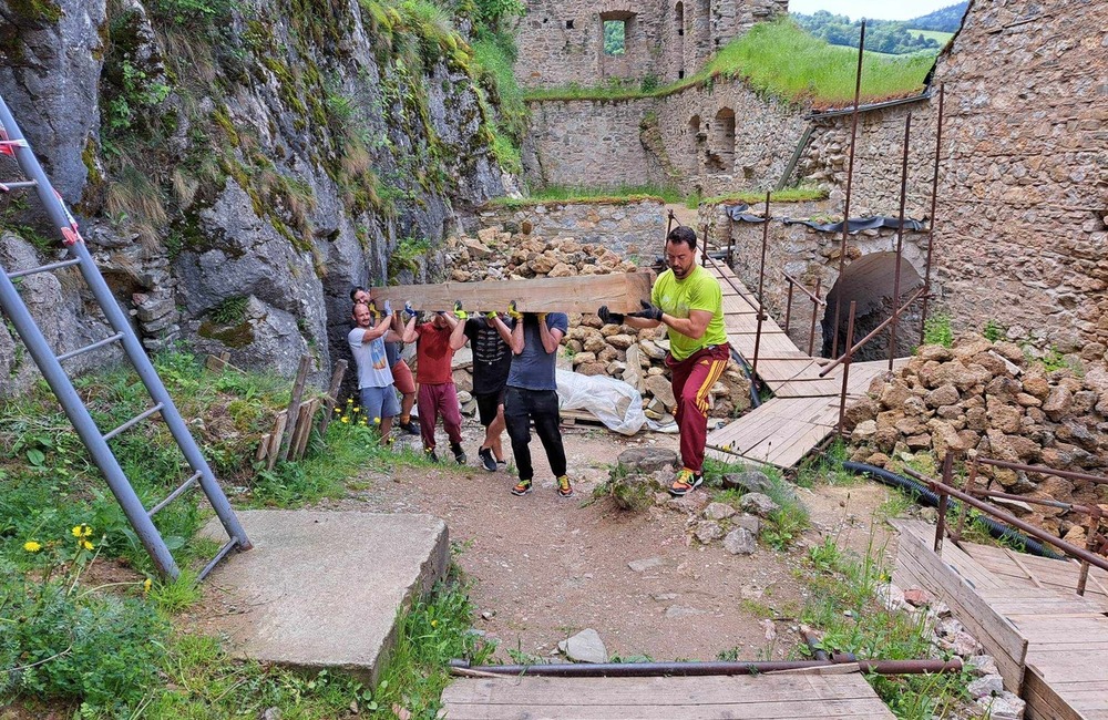 FOTO: Siláci na hrade Lednica. Športovci si vyhrnuli rukávy a ratovali históriu, foto 11