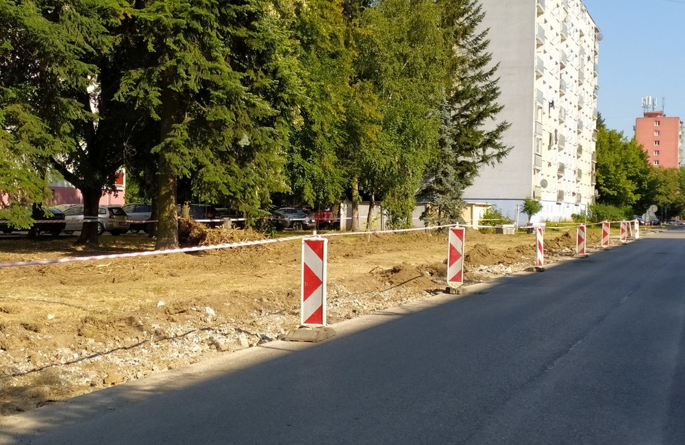 FOTO: V Púchove prebieha rekonštrukcia parkoviska, vznikne tam 29 nových miest, foto 1