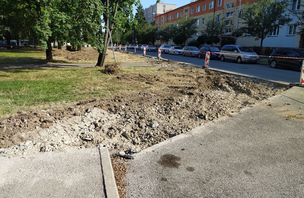 FOTO: V Púchove prebieha rekonštrukcia parkoviska, vznikne tam 29 nových miest, foto 2