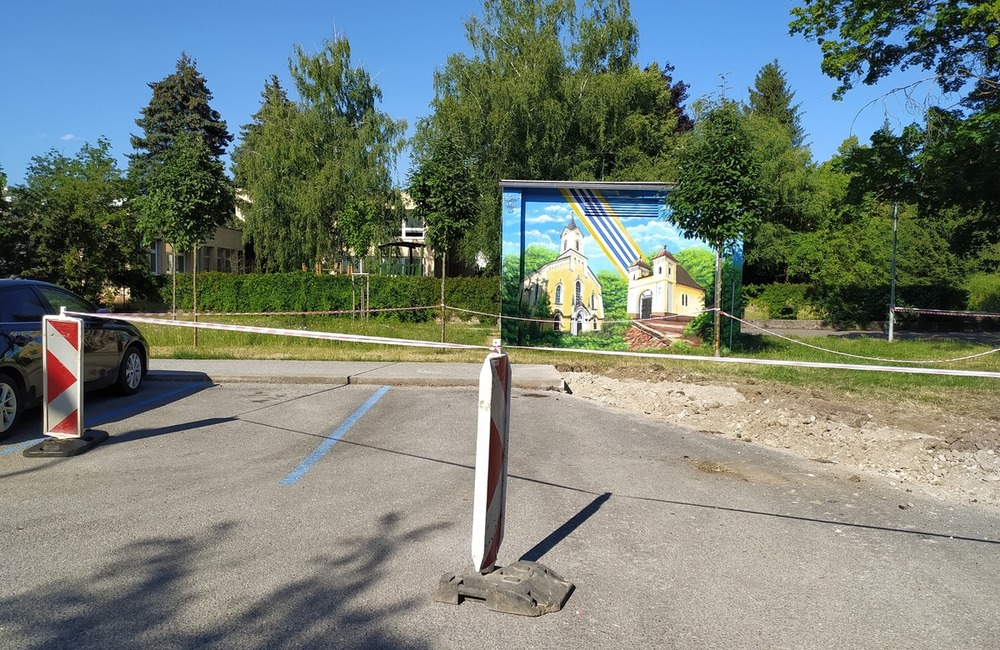 FOTO: V Púchove prebieha rekonštrukcia parkoviska, vznikne tam 29 nových miest, foto 3