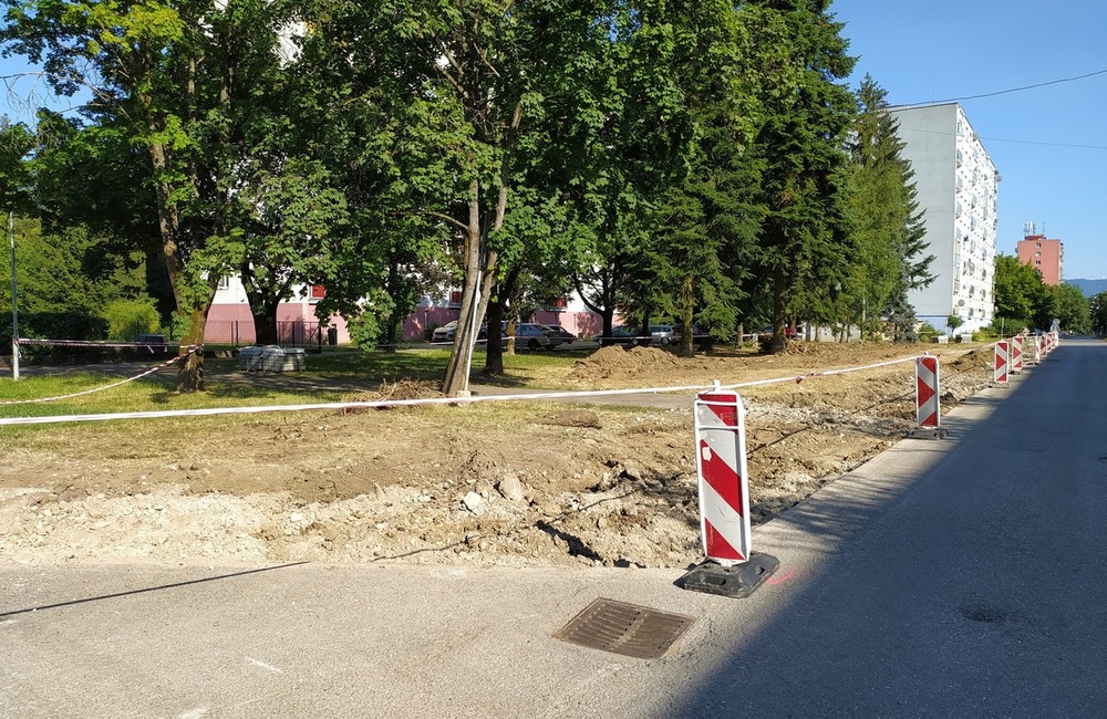 FOTO: V Púchove prebieha rekonštrukcia parkoviska, vznikne tam 29 nových miest, foto 6