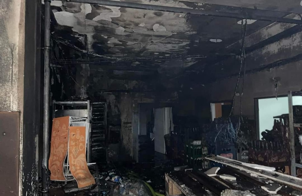 FOTO: Požiar zanechal v obchode s potravinami veľkú spúšť, foto 4