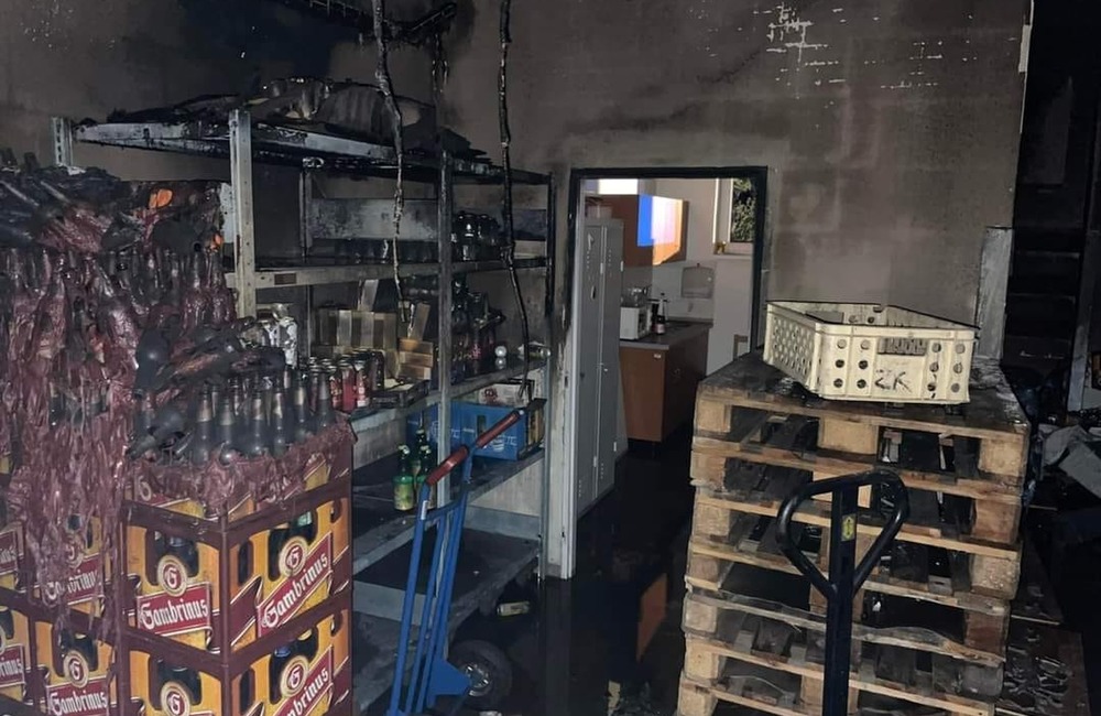 FOTO: Požiar zanechal v obchode s potravinami veľkú spúšť, foto 3