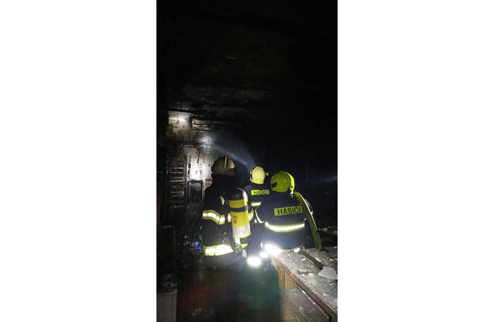 FOTO: Požiar zanechal v obchode s potravinami veľkú spúšť, foto 9