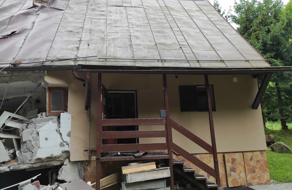 FOTO: Výbuch plynu v chate pri Prievidzi 25. júla 2023, foto 3
