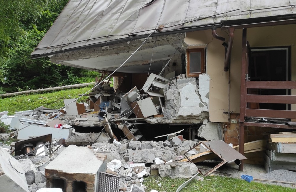FOTO: Výbuch plynu v chate pri Prievidzi 25. júla 2023, foto 1