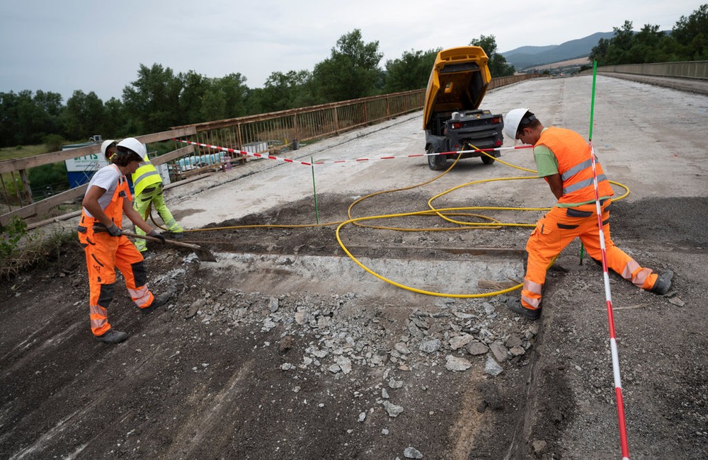FOTO: Práce na trenčianskej „panelke“ sa predĺžia o 1 rok, foto 19
