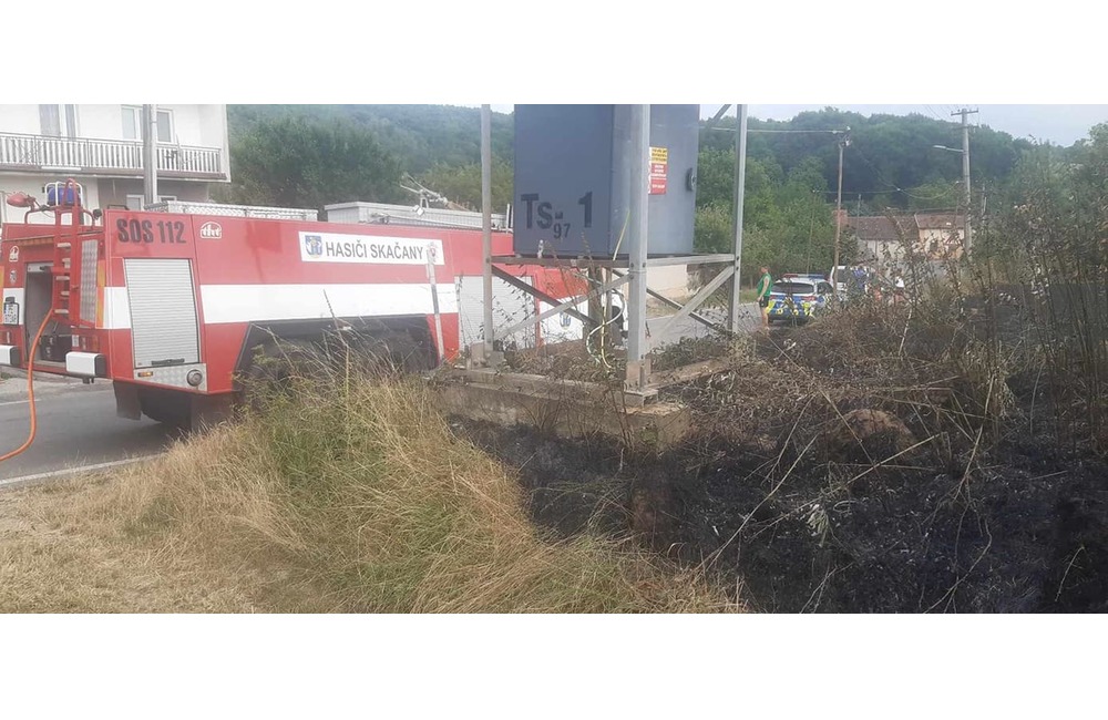 FOTO: Neďaleko Partizánskeho zasahovali profesionálni aj dobrovoľní hasiči z okolitých obcí, foto 2
