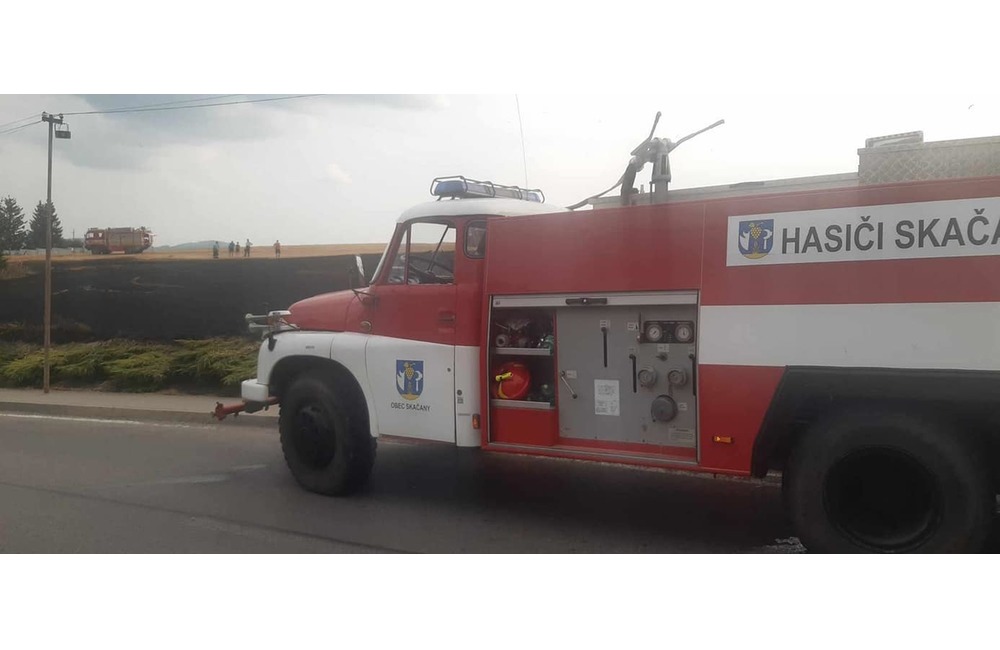 FOTO: Neďaleko Partizánskeho zasahovali profesionálni aj dobrovoľní hasiči z okolitých obcí, foto 3