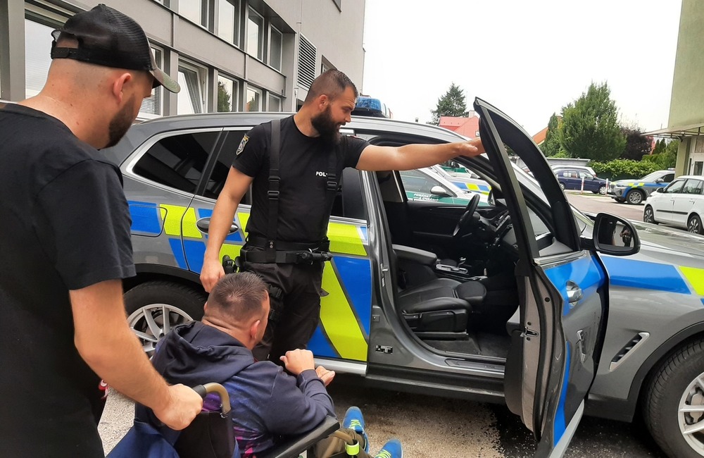 FOTO: Martina z Dubnice nad Váhom potešila návšteva policajtov, ich prácu veľmi obdivuje, foto 1