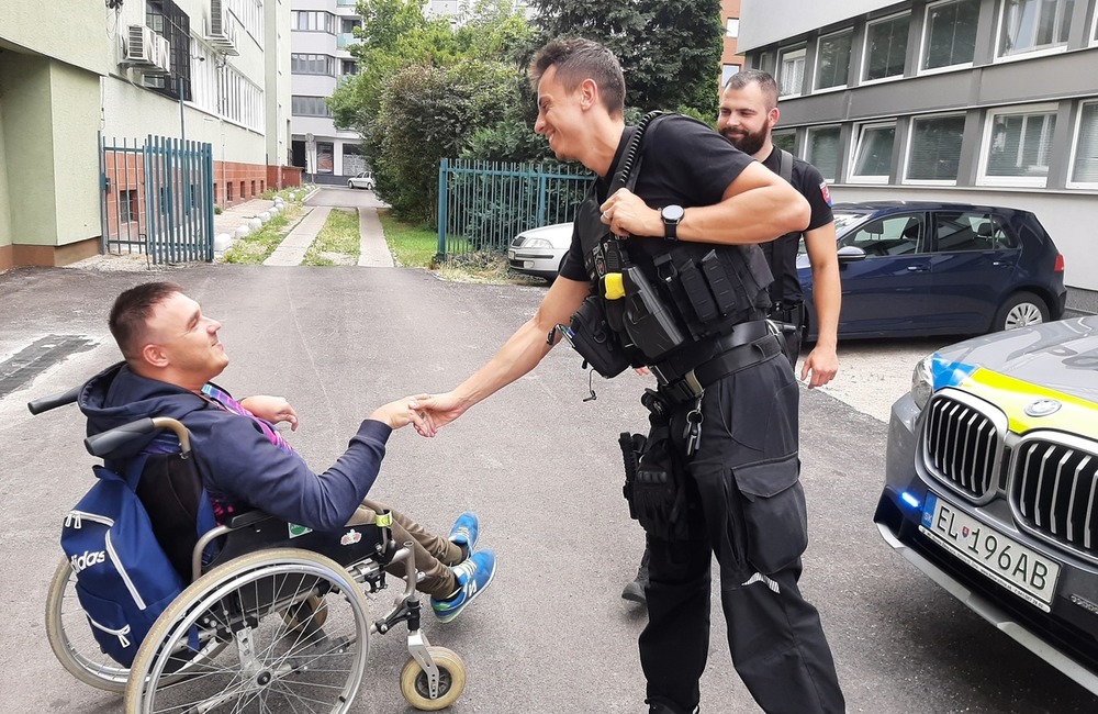 FOTO: Martina z Dubnice nad Váhom potešila návšteva policajtov, ich prácu veľmi obdivuje, foto 2