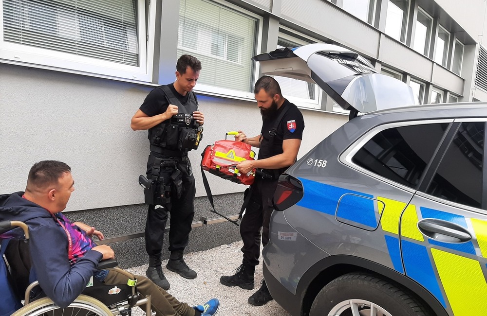 FOTO: Martina z Dubnice nad Váhom potešila návšteva policajtov, ich prácu veľmi obdivuje, foto 4