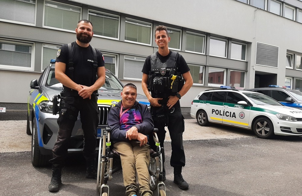 FOTO: Martina z Dubnice nad Váhom potešila návšteva policajtov, ich prácu veľmi obdivuje, foto 3