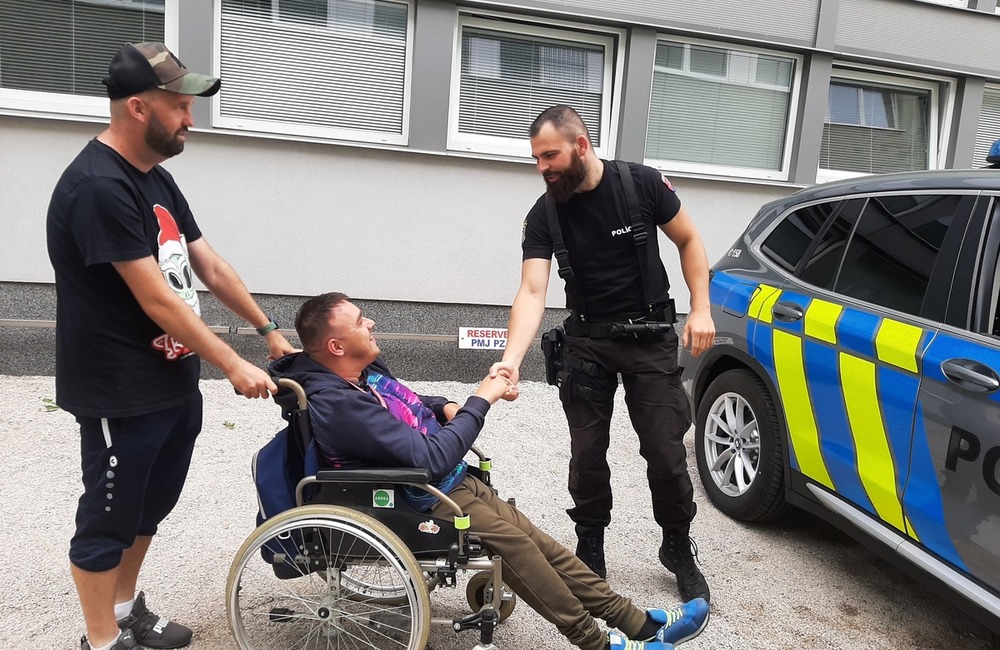 FOTO: Martina z Dubnice nad Váhom potešila návšteva policajtov, ich prácu veľmi obdivuje, foto 5