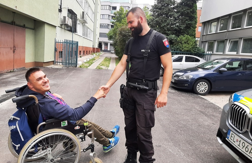 FOTO: Martina z Dubnice nad Váhom potešila návšteva policajtov, ich prácu veľmi obdivuje, foto 6