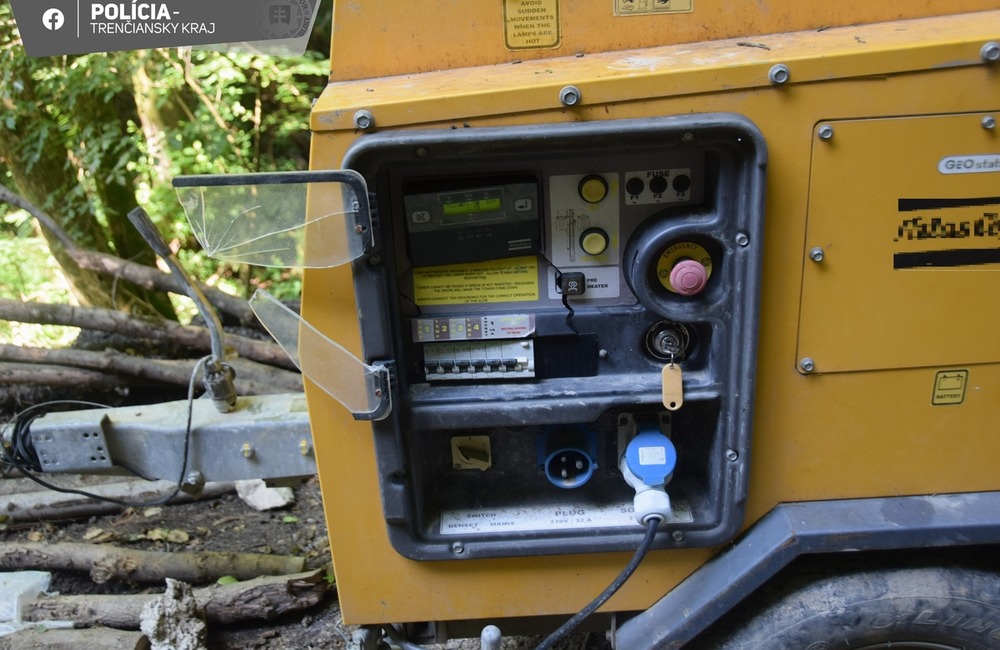 FOTO: Neznámy páchateľ zdemoloval auto a stroje pri Trenčianskych Tepliciach, foto 1