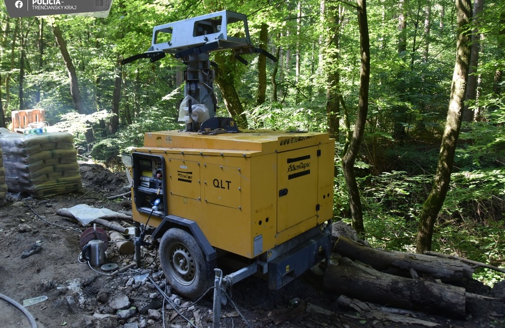 FOTO: Neznámy páchateľ zdemoloval auto a stroje pri Trenčianskych Tepliciach, foto 2