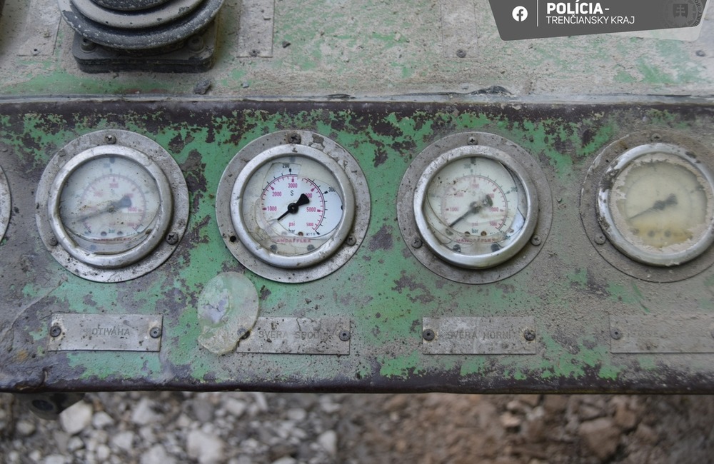 FOTO: Neznámy páchateľ zdemoloval auto a stroje pri Trenčianskych Tepliciach, foto 3