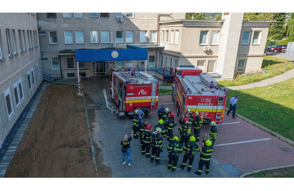 FOTO: Desiatky hasičov predviedlo likvidáciu požiaru na treťom poschodí nemocnice, foto 2