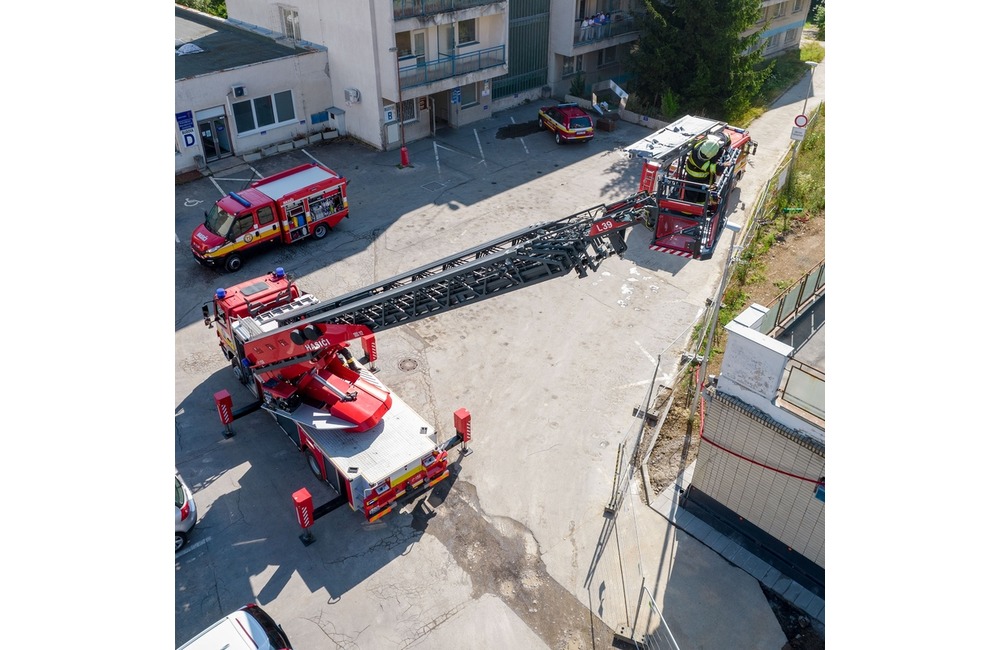 FOTO: Desiatky hasičov predviedlo likvidáciu požiaru na treťom poschodí nemocnice, foto 4