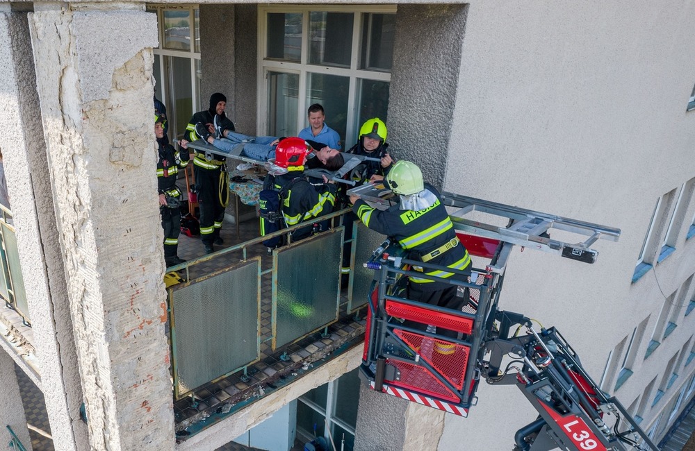 FOTO: Desiatky hasičov predviedlo likvidáciu požiaru na treťom poschodí nemocnice, foto 5