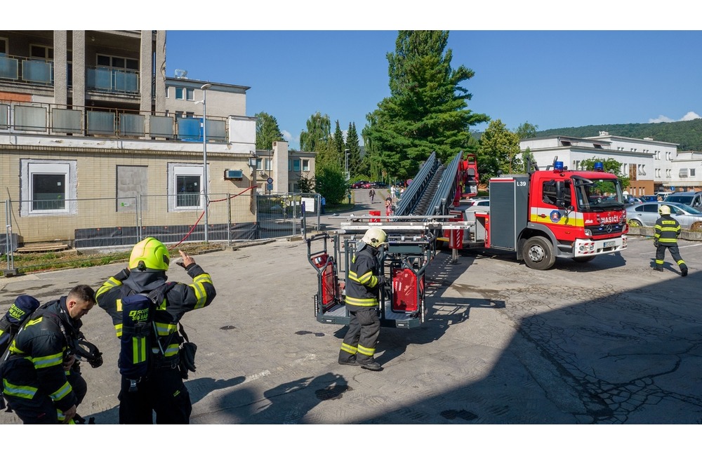 FOTO: Desiatky hasičov predviedlo likvidáciu požiaru na treťom poschodí nemocnice, foto 6