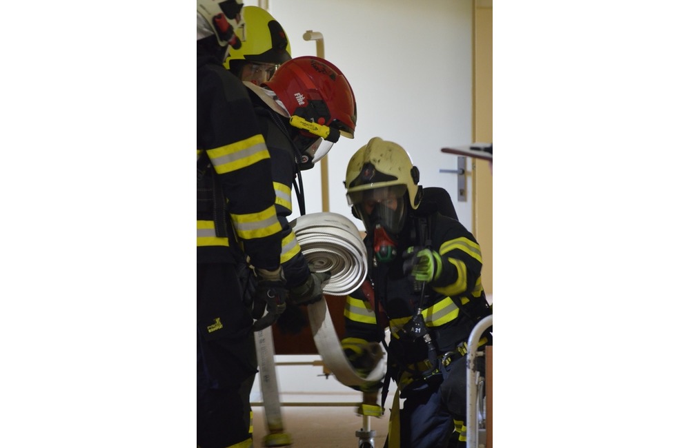 FOTO: Desiatky hasičov predviedlo likvidáciu požiaru na treťom poschodí nemocnice, foto 9
